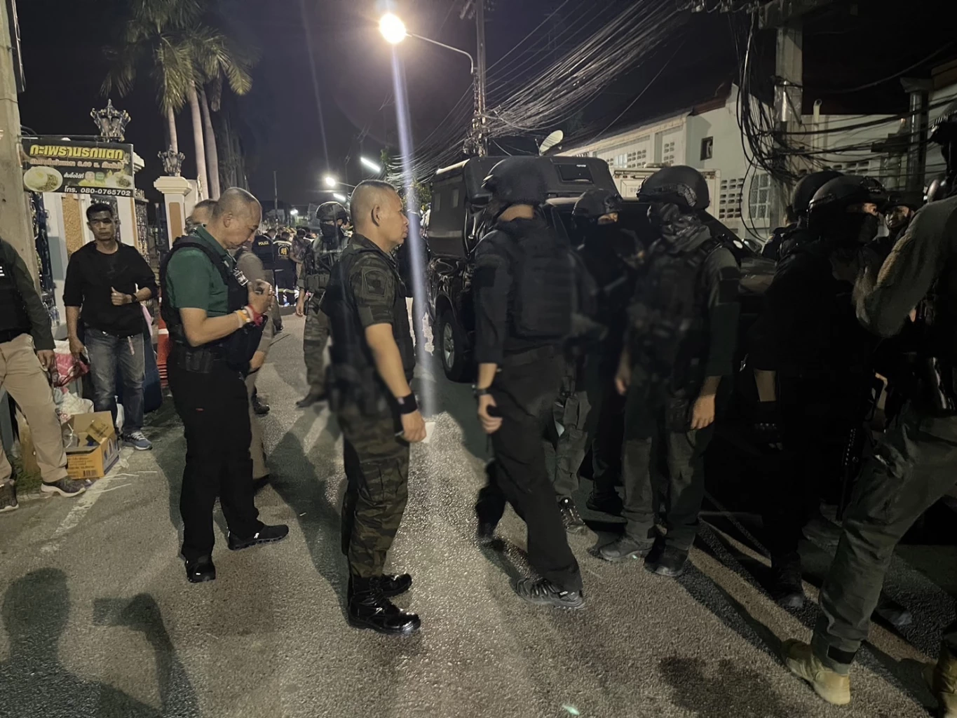 ตำรวจปิดเกม 15 ชม. วิสามัญฯสยบชายคลั่ง "กราดยิงเพชรบุรี" (คลิป)