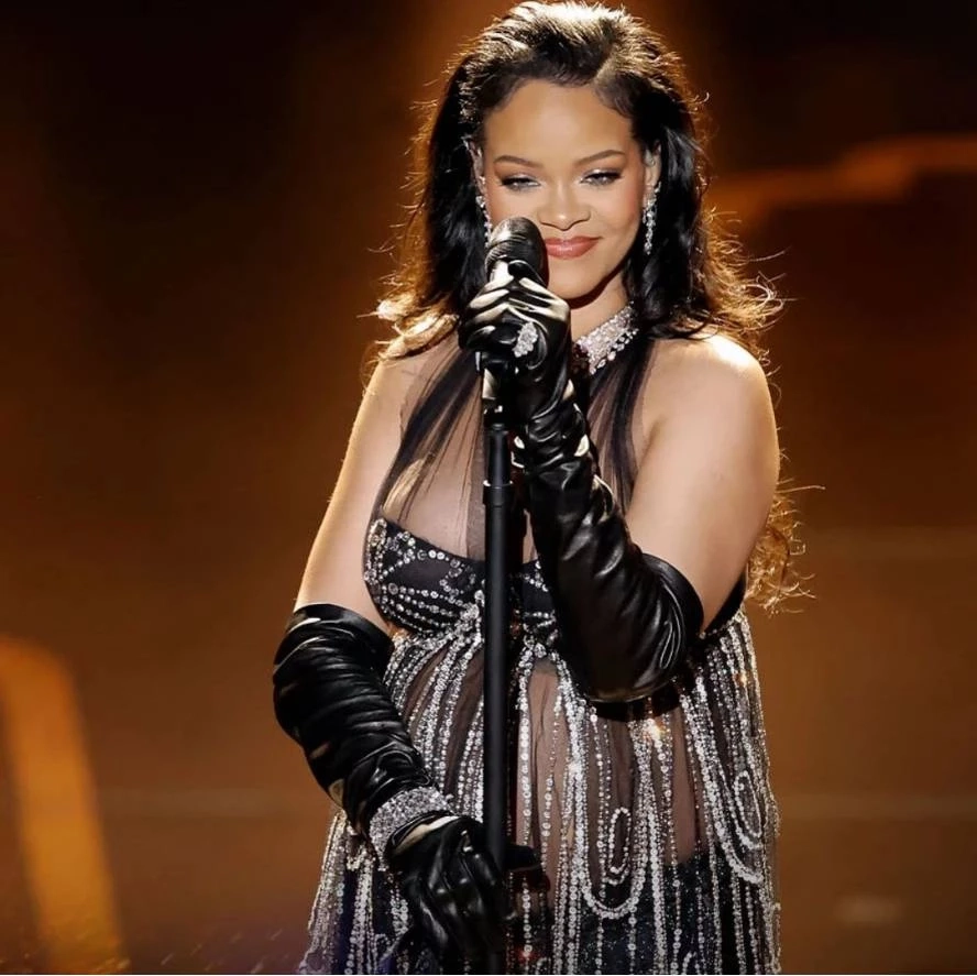 "Rihanna" ตัวแม่สะกดทุกสายตา อุ้มท้องขึ้นเวทีออสการ์ครั้งที่ 95