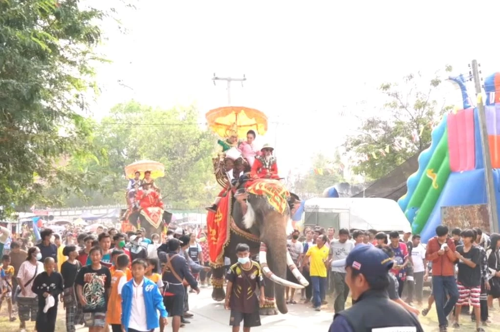 โปรยทาน 2 แสน ในงานบุญเทศน์มหาชาติ ชาวบ้านแห่เก็บกันคึกคัก