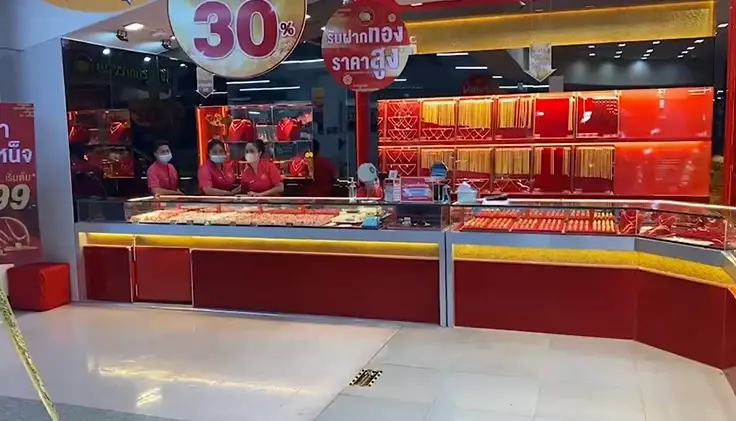 อุกอาจ! โจรควงปืนบุกเดี่ยว ชิงทองหนักกว่า 40 บาท กลางห้างเมืองทุ่งสง