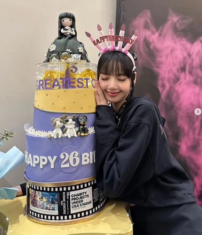 พ่อค้า-แม่ค้า แจกฟรีลูกชิ้นยืนกิน 500 กก. ฉลองวันเกิด "ลิซ่า BlackPink"