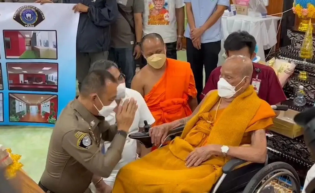 "หลวงปู่พัฒน์" มอบเงินจัดสร้างศูนย์ต้านทุจริต "ปุญญาโม" ให้ ตำรวจ ปปป.