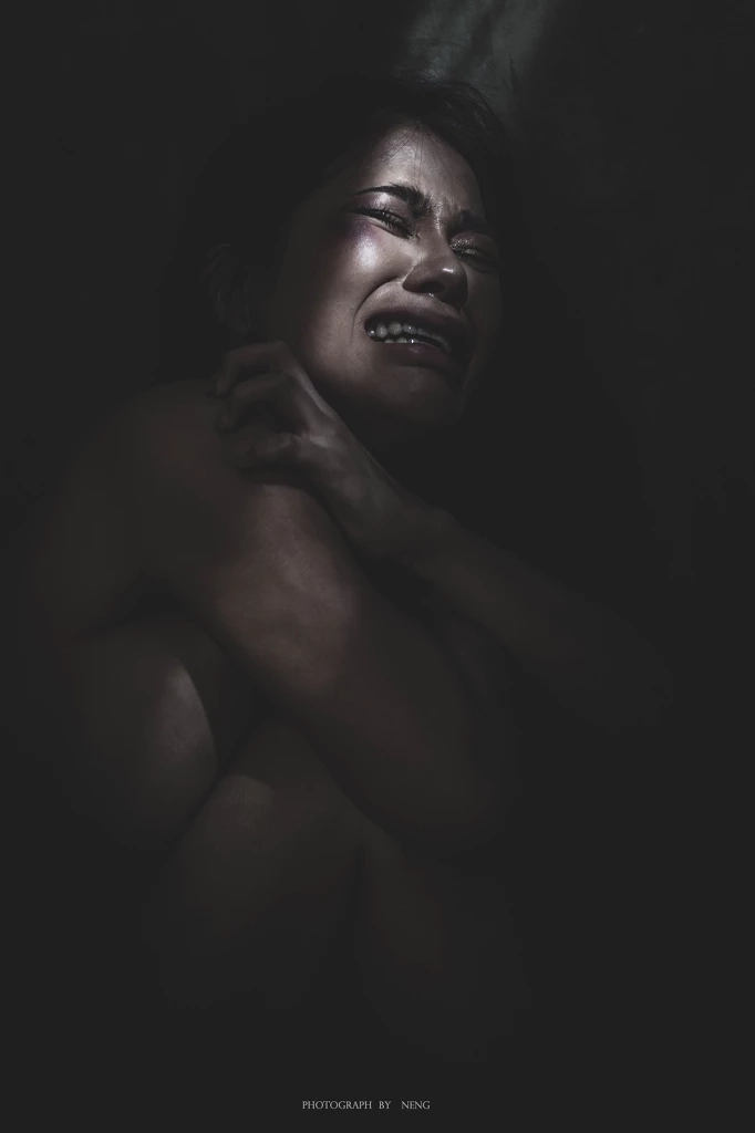 สลัดลุคนางงาม “พลอย ประพัตรา” เปลือยร่างสุดอาร์ต ดึงสติ สะท้อนด้านมืดใจคน