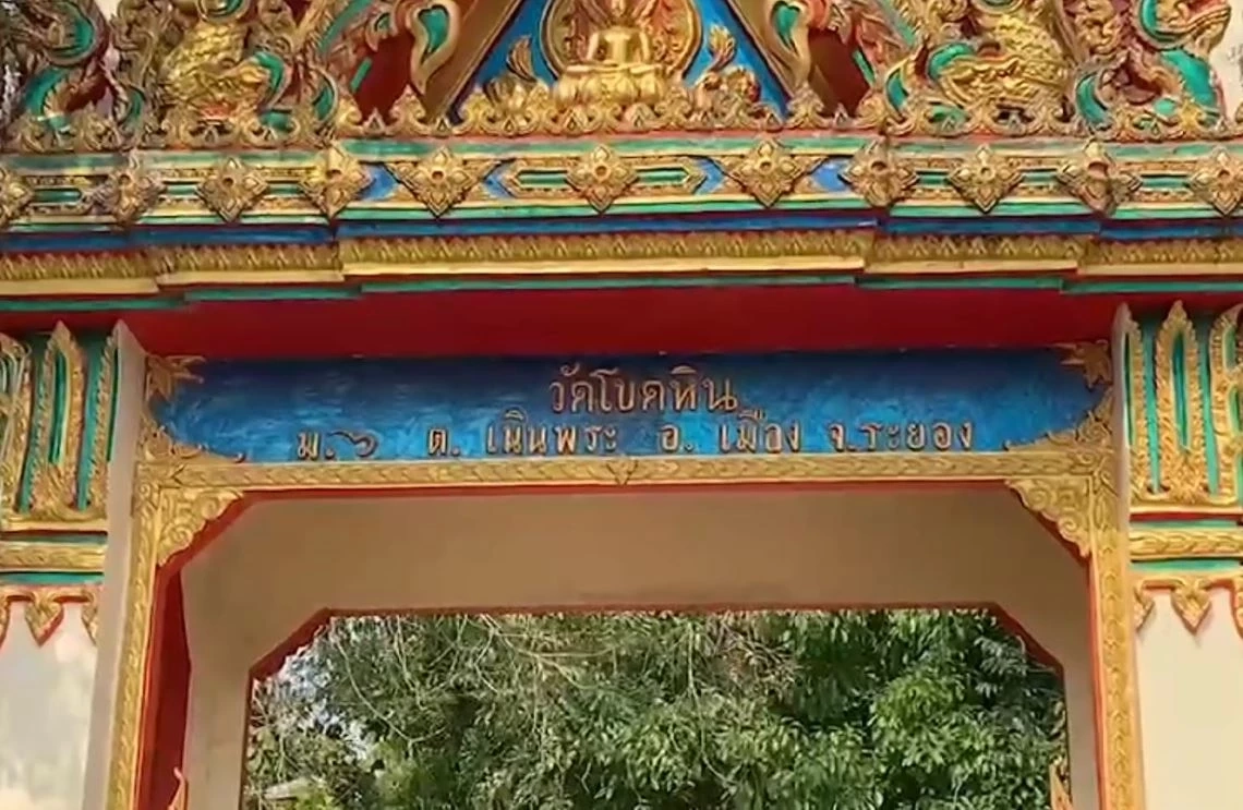 คุณพระช่วย! กระโดดกำแพง ช่วยป้าถูกล็อกคอ รอดหวุดหวิด (มีคลิป)