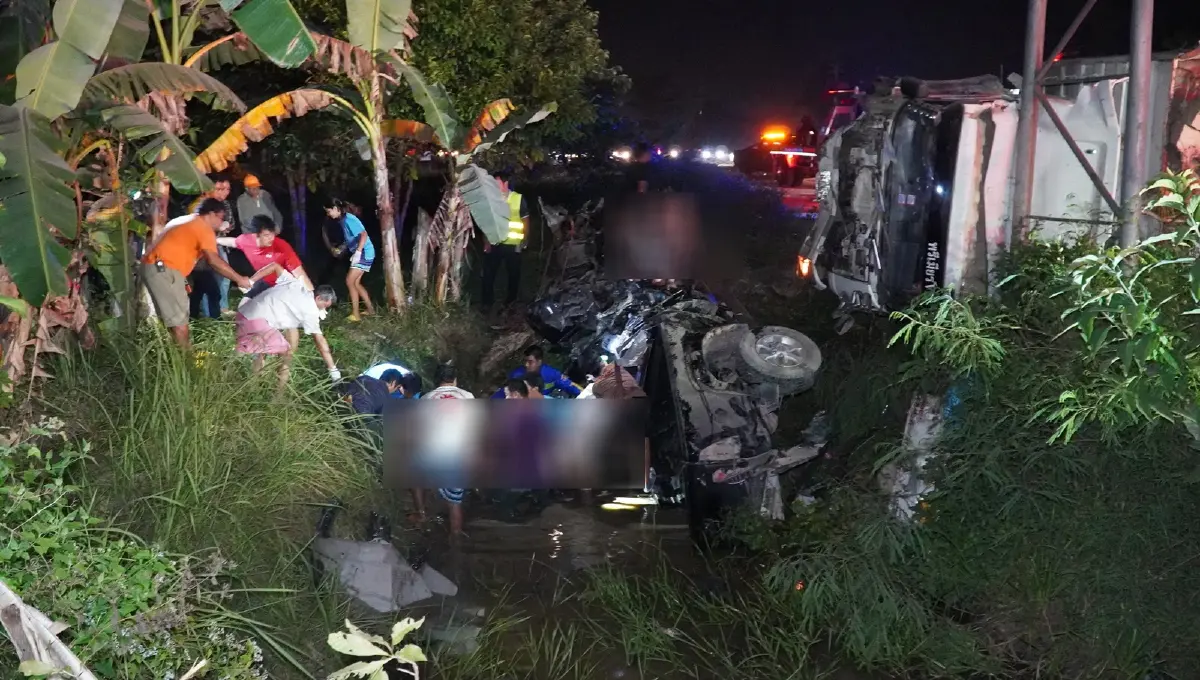 รถพ่วง 18 ล้อ ยางระเบิด พุ่งข้ามเลนชนกระบะชาวบ้าน เสียชีวิต 5 ราย