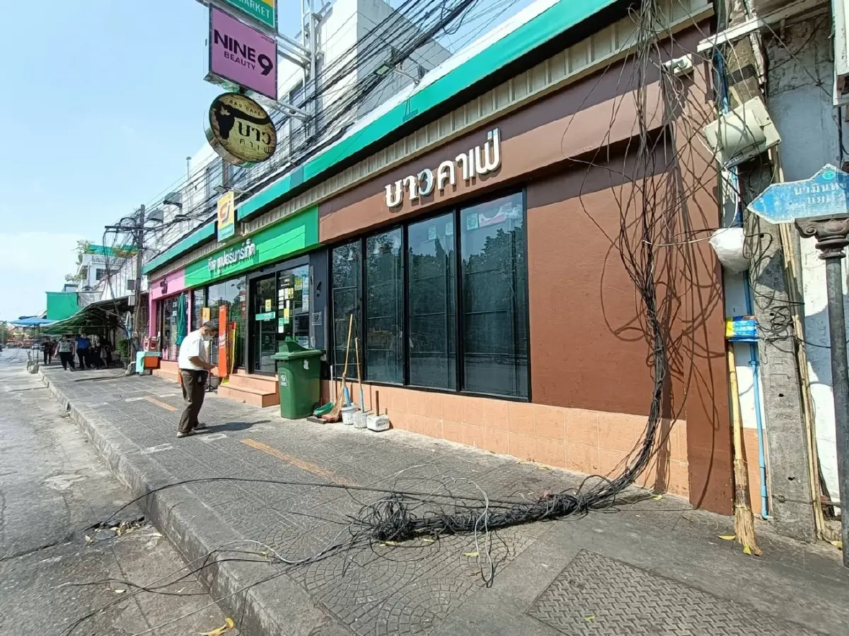 รถบรรทุกเครื่องสูบน้ำ แขนเครนเกี่ยวสายไฟ เสาโค่น 5 ต้น ชาวบ้านเดือดร้อนหนัก