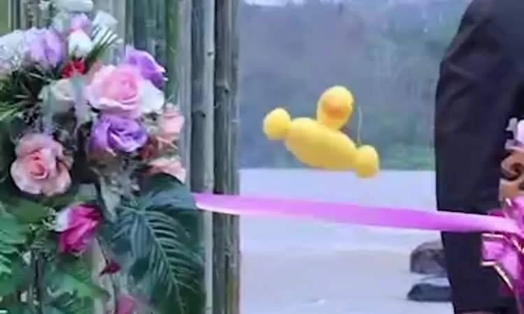 ระทึก! พายุฤดูร้อนถล่มงานเปิดเล่นน้ำเขื่อนแควน้อย วิ่งกันกระเจิง (มีคลิป)