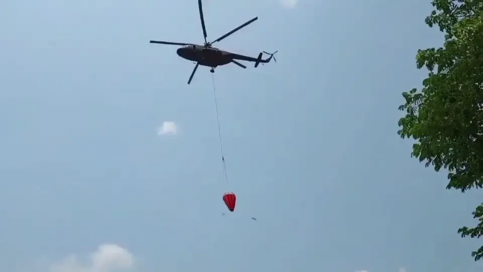 "เฮลิคอปเตอร์" ปภ.-กองทัพบกบินว่อน เร่งดับไฟป่าเขาแหลม ล่าสุดลามเขานางดำ