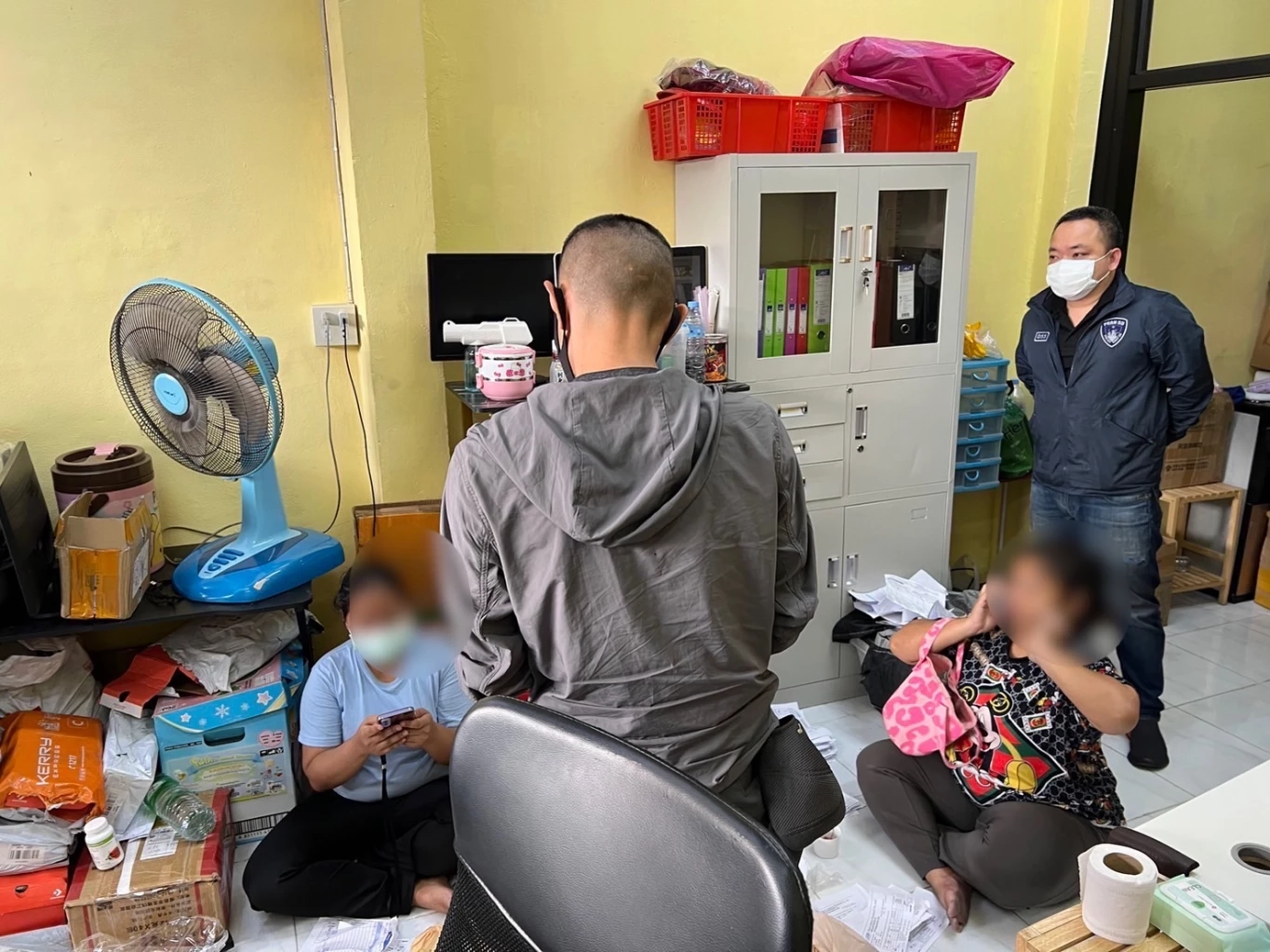 บุกทลายโกดังอาหารเสริม-เครื่องสำอางปลอม ส่งขายออนไลน์ มูลค่ากว่า 10 ล้าน