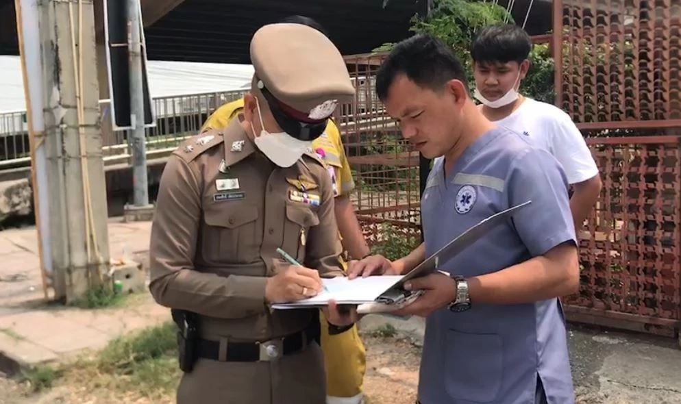 ตามหาญาติ ศพหนุ่มนิรนามสวมเสื้อ "ลิเวอร์พูล" ลอยกลางคลองสนามไชย