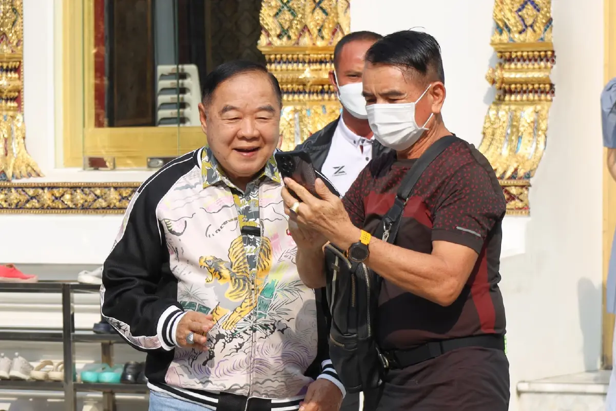 ประชาชนให้ความสนใจ และขอถ่ายรูปกับ "ลุงป้อม"