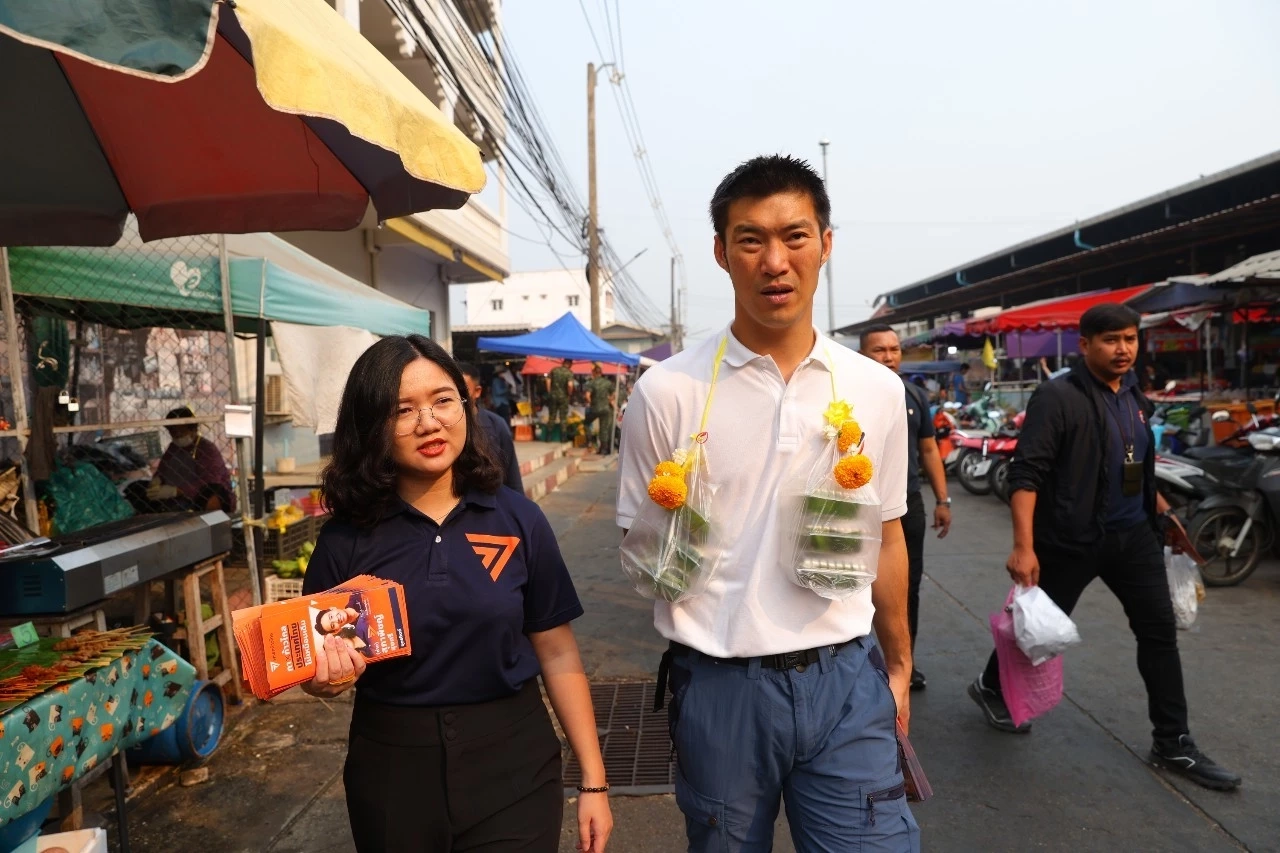"ธนาธร" ช่วย "ก้าวไกล" หาเสียงตลาดเช้าอุตรดิตถ์ คนบ่นค้าขายยังไม่ฟื้น
