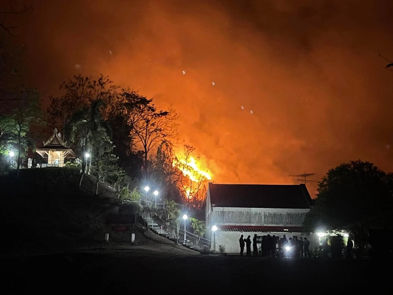 เฮลิคอปเตอร์เร่งสกัดไฟป่านครนายก หวั่นลุกลามพื้นที่"ป่ามรดกโลก"