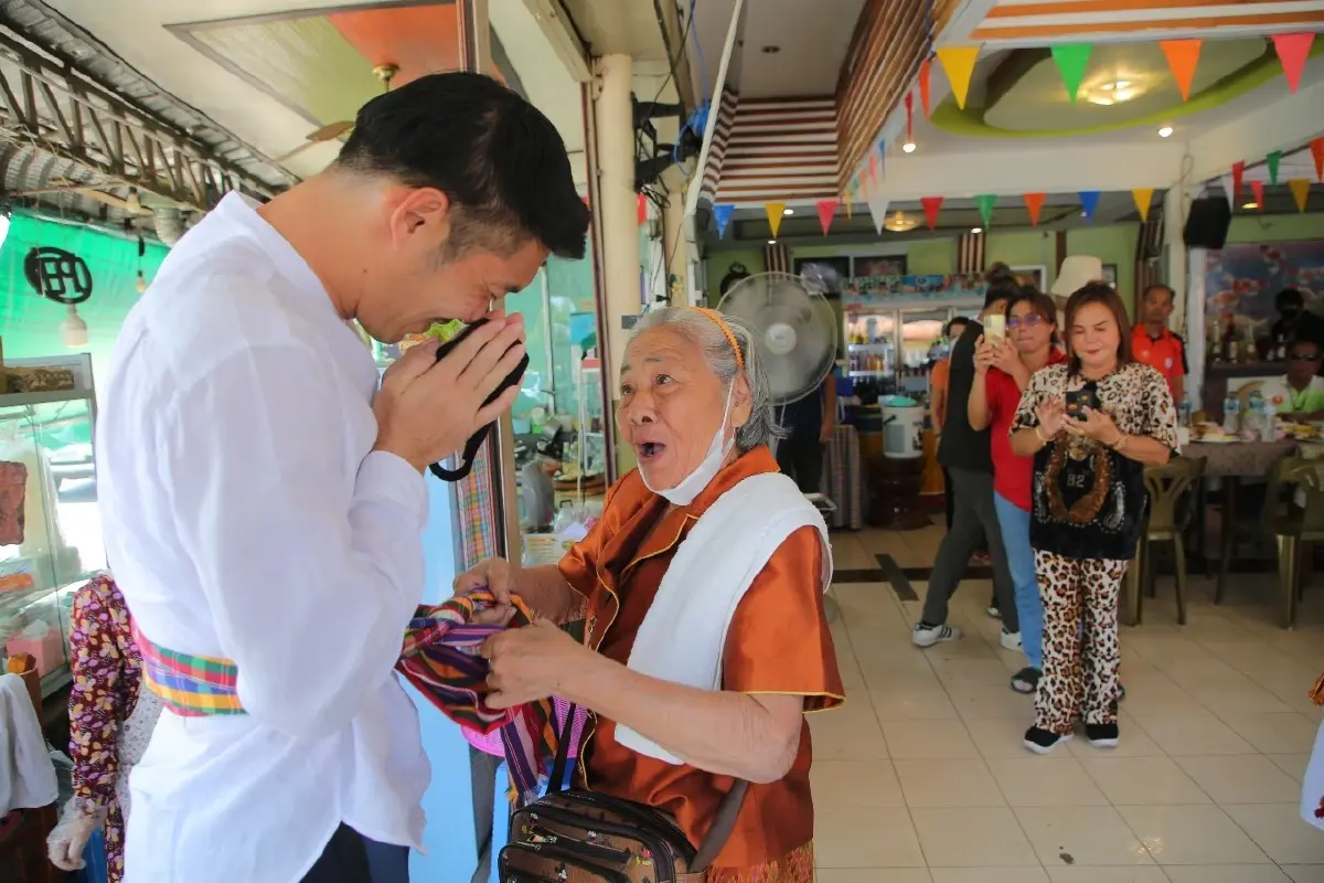 "ธนาธร" รีเทิร์นเวที ปลุกปรากฏการณ์ "อนาคตใหม่" ลุยทลายความเหลื่อมล้ำ