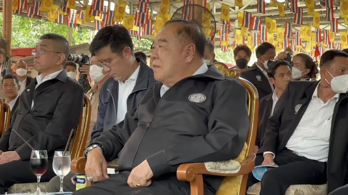 "บิ๊กป้อม" นำคณะลุยอยุธยา กราบพระนอนหลวงพ่อโต เอาฤกษ์เอาชัย