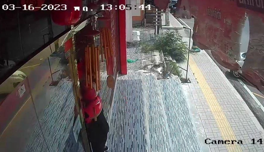 โจรแต่งชุดไปรษณีย์ บุกจี้ร้านทอง แต่แผนพัง หนีแทบไม่ทัน (มีคลิป)