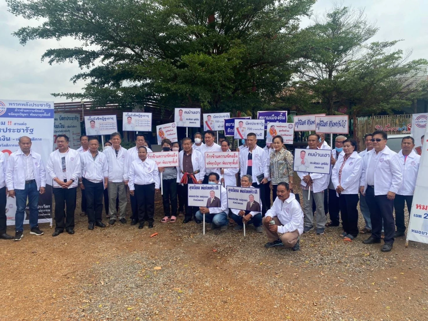 พล.ธรรมนัสและพล.อ.ธัญญา (เสื้อคาดชมพู)