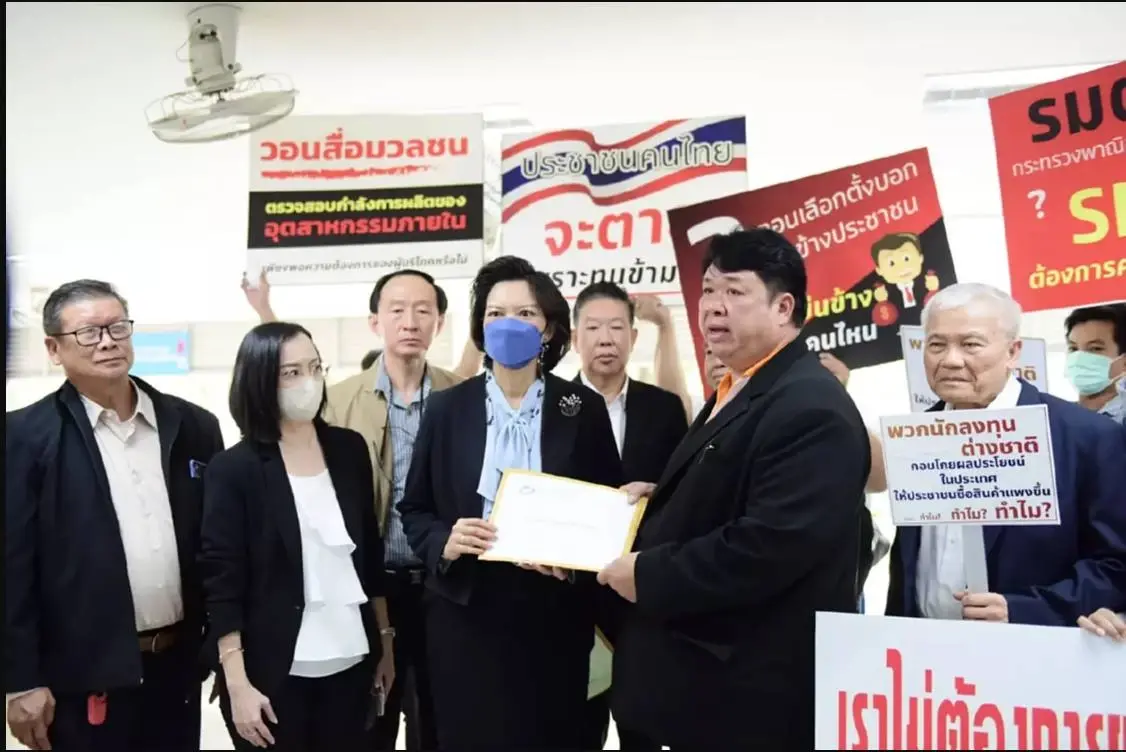 นายพันธนวุฒิ ถิ่นคำแบ่ง  ประธานสหพันธ์ผู้นำเข้าเหล็กและอุตสาหกรรมต่อเนื่อง ยื่นหนังสือถึงกรมการค้าต่างประเทศ