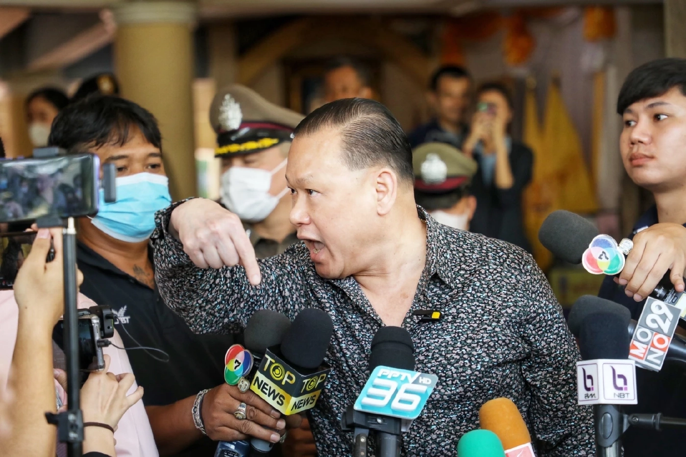 ด่วน! เปิดคลิปนาที "ชูวิทย์"ปรี่ใส่"สันธนะ" หน้ากองบัญชาการตำรวจนครบาล