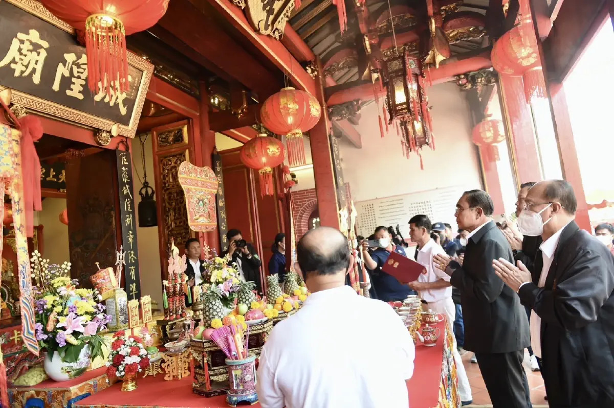 นายกฯสักการะเจ้าพ่อหลักเมืองสงขลา เอาฤกษ์เอาชัยก่อนตรวจราชการ