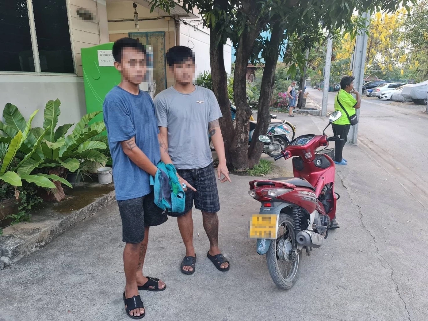 รวบ 2 โจรมืออาชีพตระเวนลัก จยย.ตามหอพัก ซื้อยาเสพ