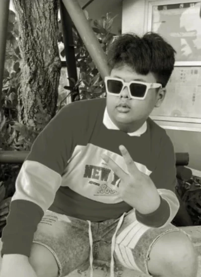 "ดีเจวิว" หรือ ด.ช.ธัญยธรณ์ โพธิ์มณี