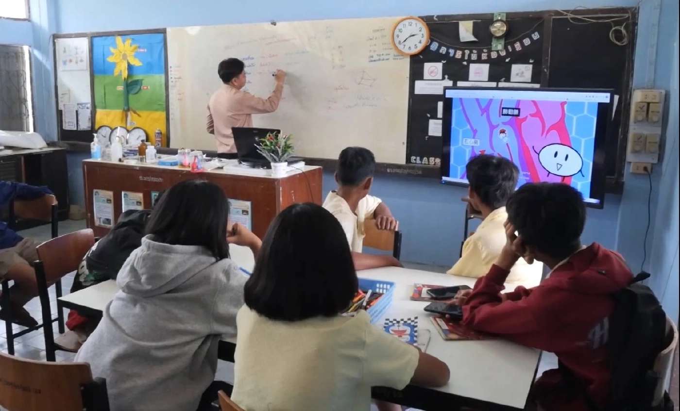 ครูไอเดียเก๋! แต่งปกอัลบั้มเพลง ทวงงานนักเรียน