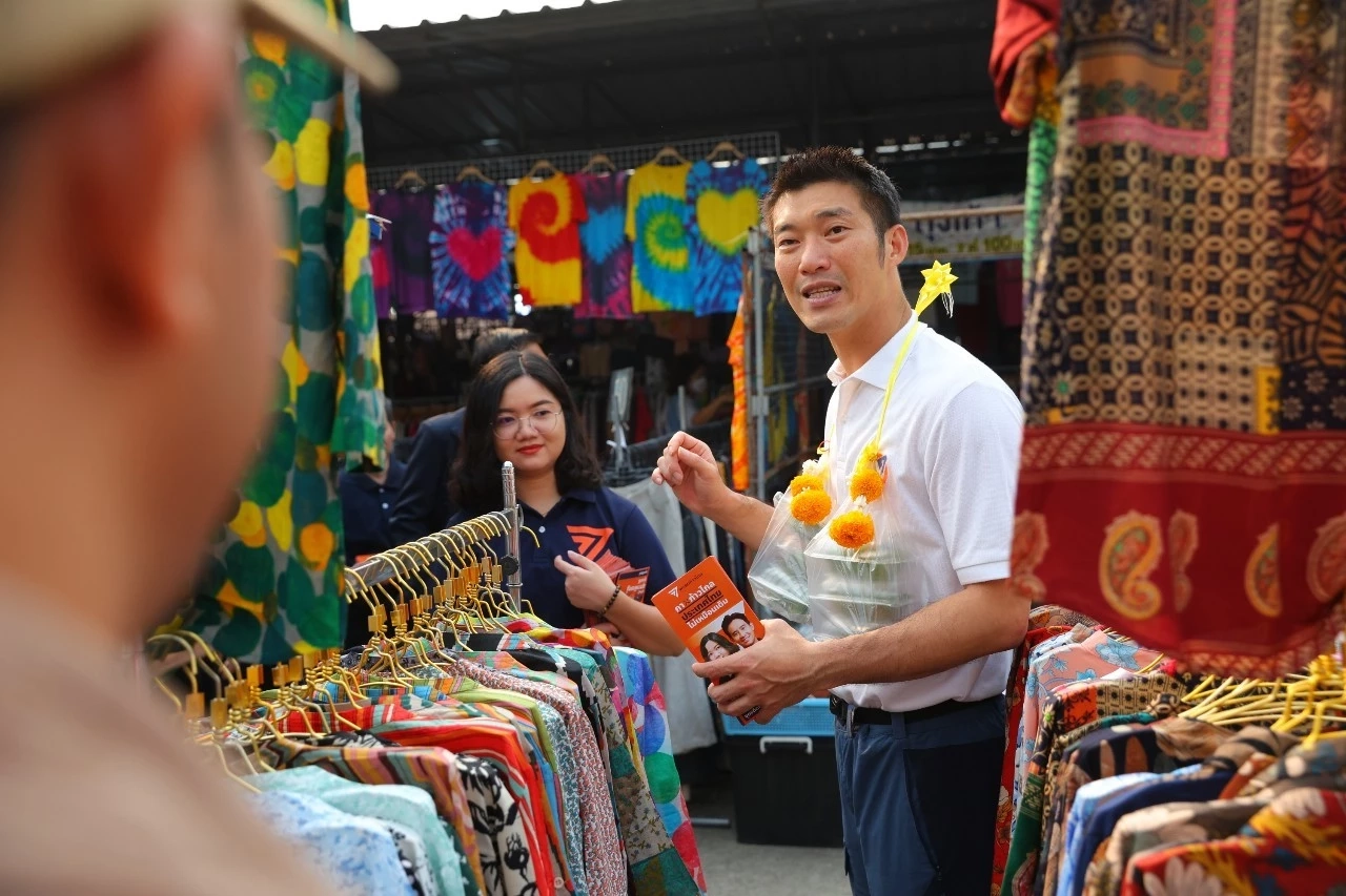 "ธนาธร" ช่วย "ก้าวไกล" หาเสียงตลาดเช้าอุตรดิตถ์ คนบ่นค้าขายยังไม่ฟื้น