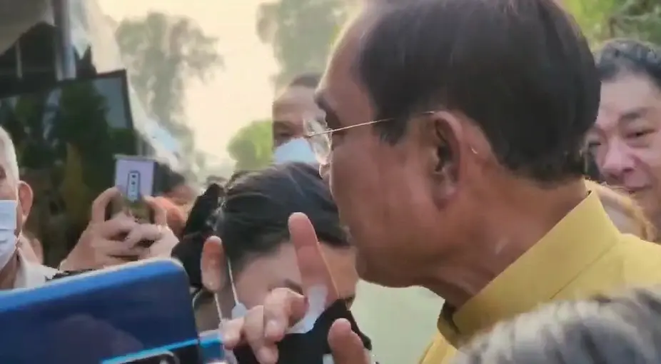 "บิ๊กตู่" ดึงหน้า ถูกผู้ใหญ่บ้าน ทวงขึ้นค่าตอบแทน (มีคลิป)