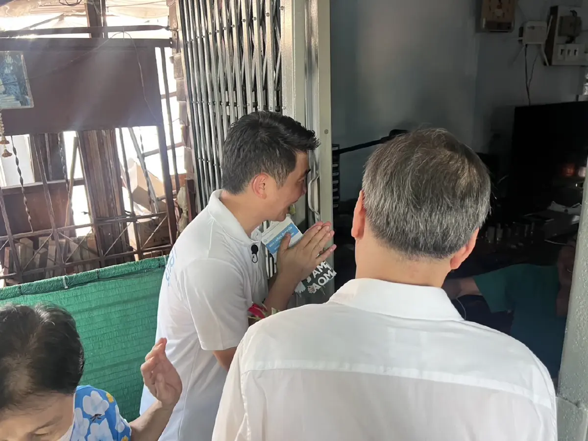 "อภิสิทธิ์-มาดามเดียร์" ลุยหาเสียงตลาดบ้านใหม่ ขอคะแนนหนุนผู้สมัคร "ปชป."