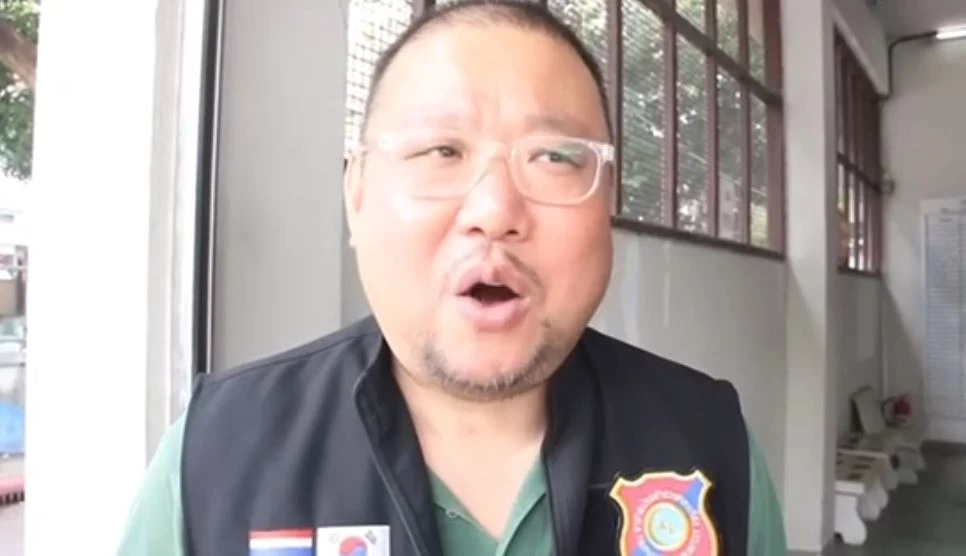 ตำรวจ-กู้ภัยฯ พังประตูช่วยสาวไทย ถูกหนุ่มเกาหลีทุบตี ขู่จับโยนจากห้องพัก