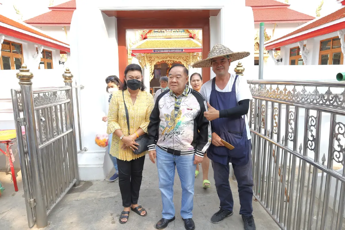 เปิดราคาเสื้อแจ็คเก็ตลายเสือ "ลุงป้อม" ใส่เดินชิลพบประชาชน