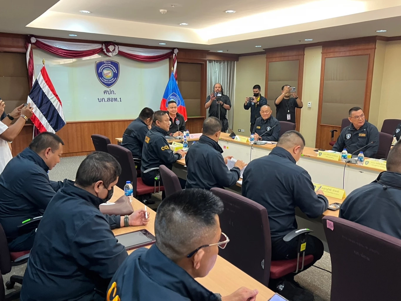 ตร.เชื่อ “บิ๊ก” ถือหนังสือเดินทางสัญชาติอื่น กบดานประเทศเพื่อนบ้าน