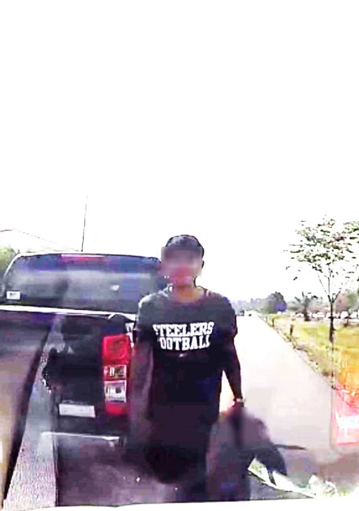 กระบะหัวร้อน ขับปาด-ชักปืนขู่กลางถนน ฉุน! ไม่ยอมให้แซง