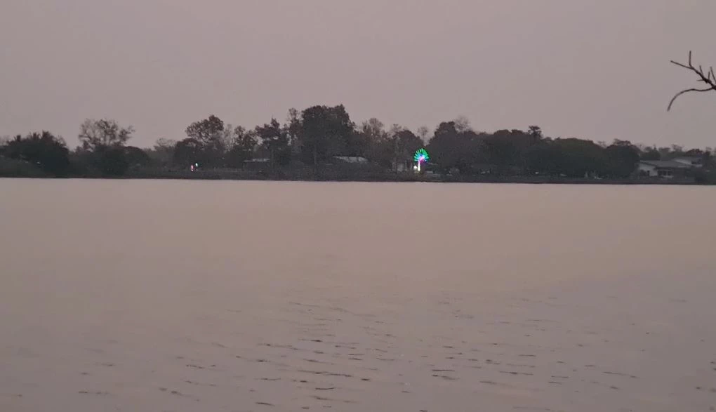 ชาวบ้านนั่งแพข้ามฟาก กลับจากดูหมอลำ เกิดล่มกลางแม่น้ำมูล ดับ 2 สูญหาย 3