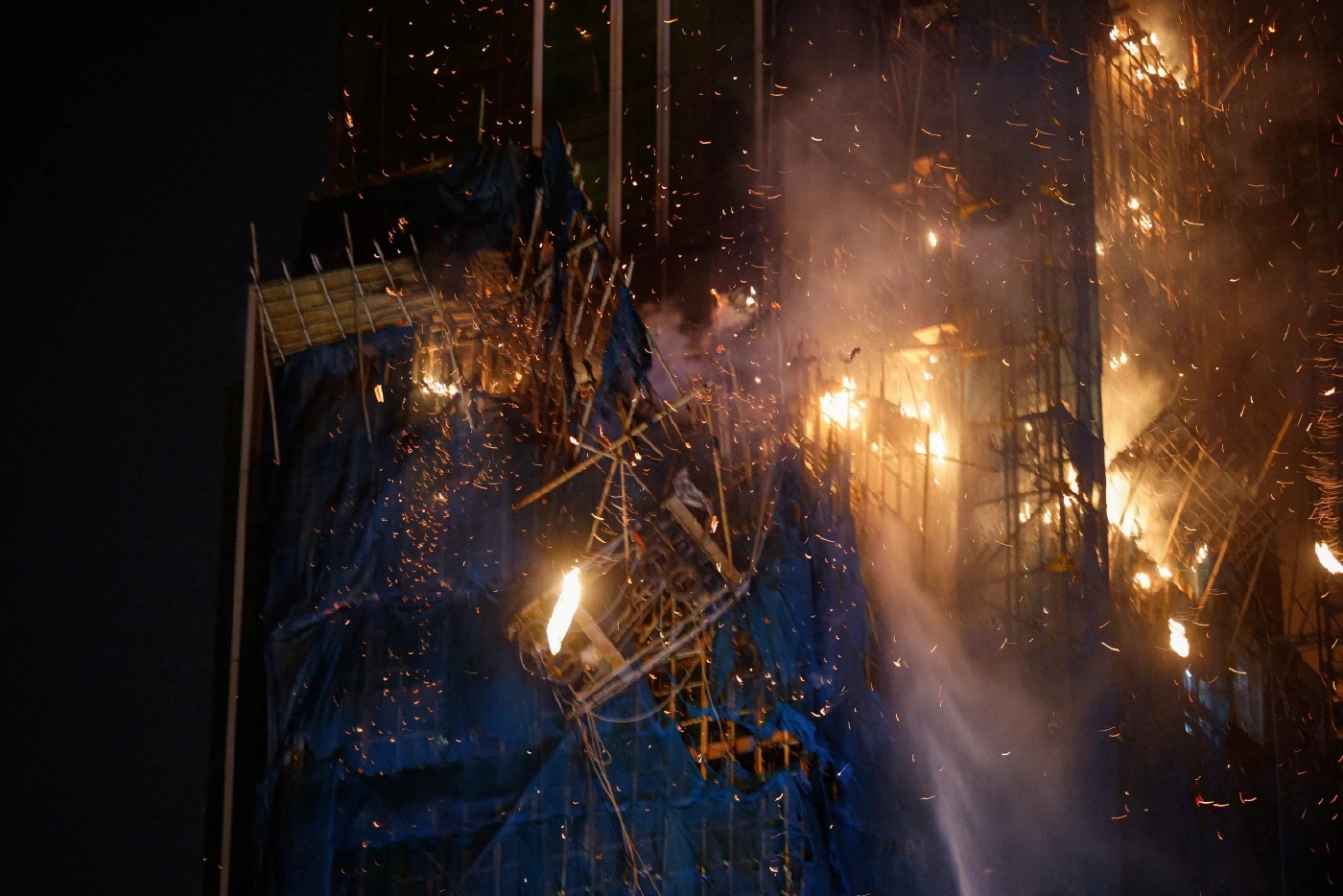 ไฟไหม้ตึกระฟ้านาน 9 ชม. ในย่านชอปปิงของฮ่องกง