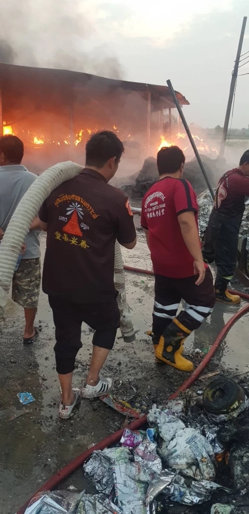 ไฟไหม้โรงงานรีไซเคิลพลาสติกนครปฐมวอด ผ่านไป 4 ชั่วโมงไฟยังดับไม่สนิท