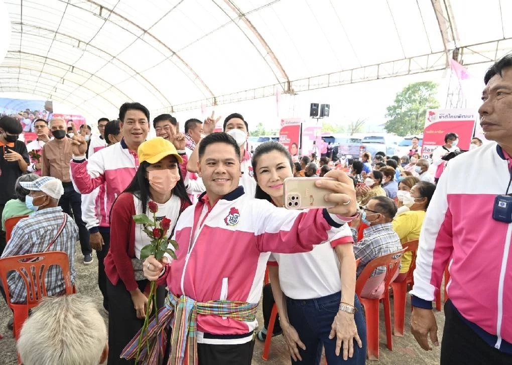 "พรรคตัวแปร"... แห่หนุน"เพื่อไทย" กรุยทางสู่ทำเนียบฯ "ศึกเลือกตั้ง 66"