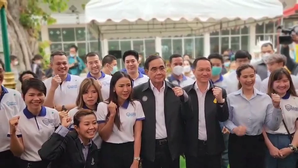 นายกฯ ลงราชบุรี บอกเด็ก"ผ้าขาวของลุง" ย้ำ รักษา 3 สถาบันหลัก (มีคลิป)