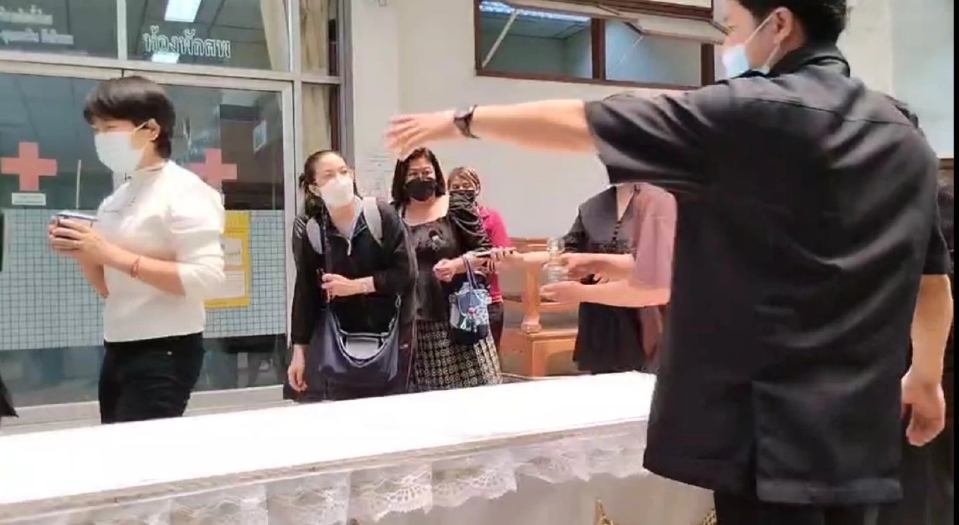 ครอบครัวเดินทางไปรับศพ ถนอม สามโทน ก่อนรดน้ำศพเย็นนี้ 