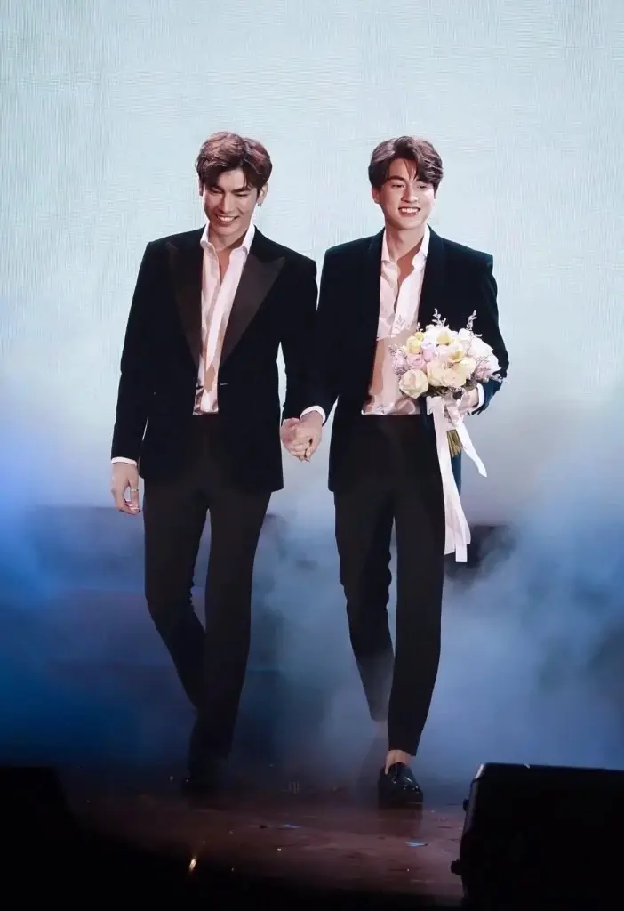 มิว-ศุภศิษฏ์ จงชีวีวัฒน์ และ กลัฟ-คณาวุฒิ ไตรพิพัฒนพงษ์ 