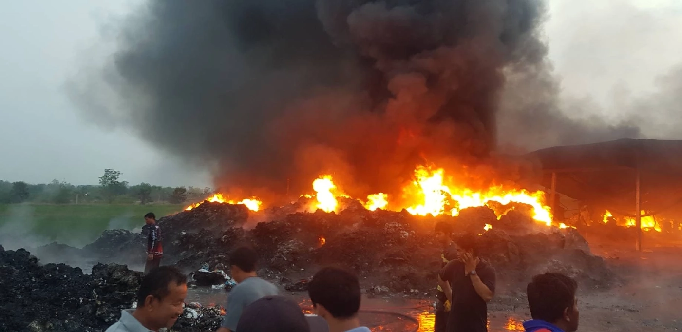 ไฟไหม้โรงงานรีไซเคิลพลาสติกนครปฐมวอด ผ่านไป 4 ชั่วโมงไฟยังดับไม่สนิท