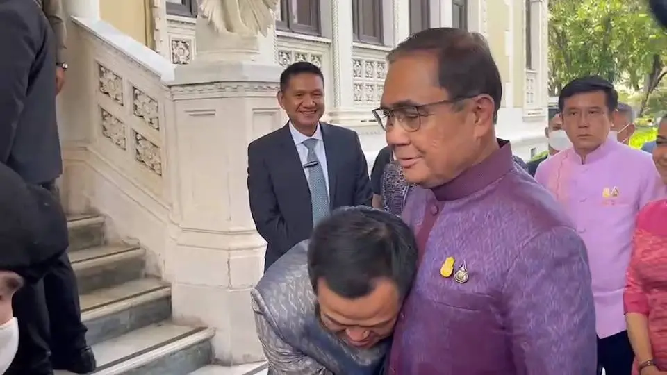 “นายกรัฐมนตรี- อนุทิน” โอบกอด โชว์สื่อ สยบดีล “ภท.-พปชร.” ตั้งรัฐบาล