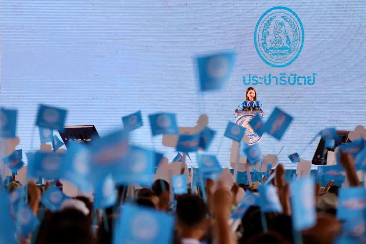 “มาดามเดียร์” ขึ้นปราศรัย อ้อนชาวพัทลุงให้โอกาสผู้สมัคร ส.ส. ปชป.