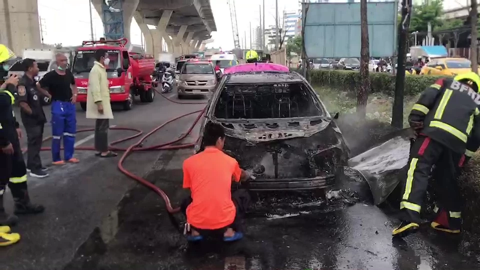 เปิดคลิประทึก ไฟไหม้รถแท็กซี่ โชเฟอร์พาผู้โดยสารหนีตายรอดหวุดหวิด