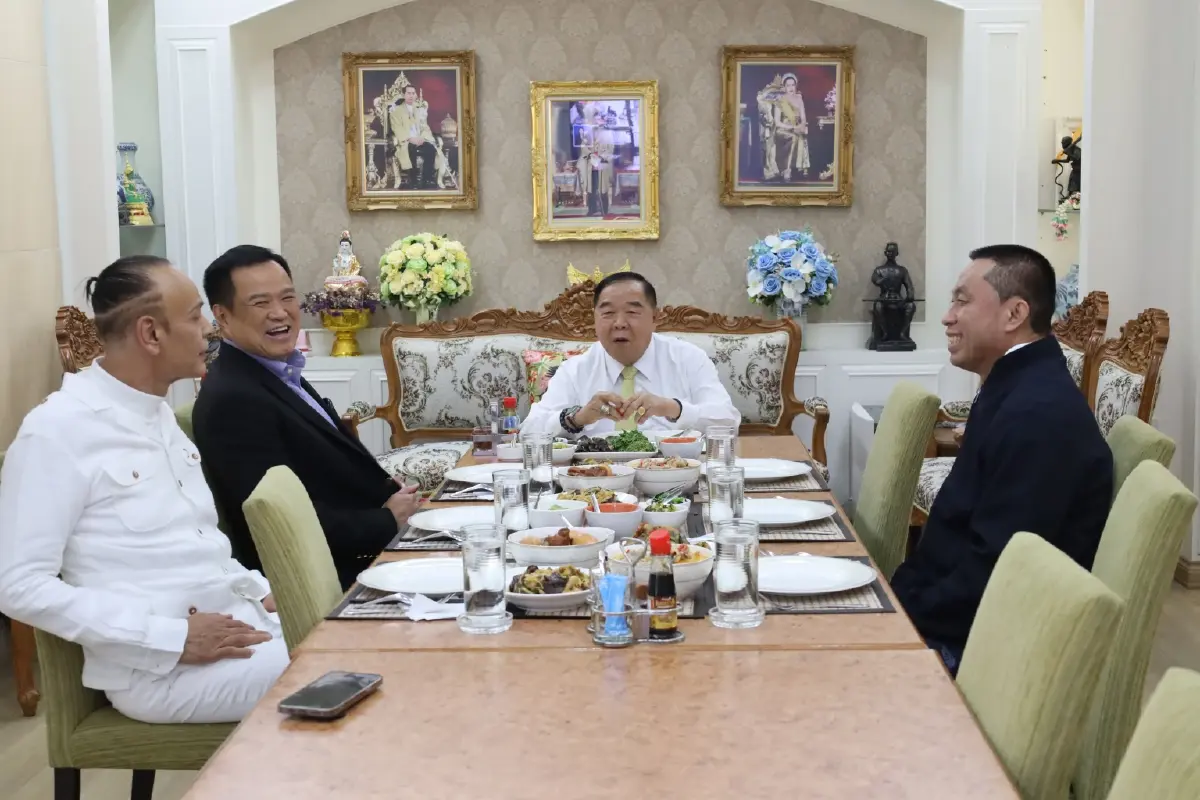 สะพัด! พปชร.-ภท. ล้อมวงจับขั้วการเมืองใหม่  “บิ๊กป้อม” ชี้ แล้วแต่สื่อฯจะคิด