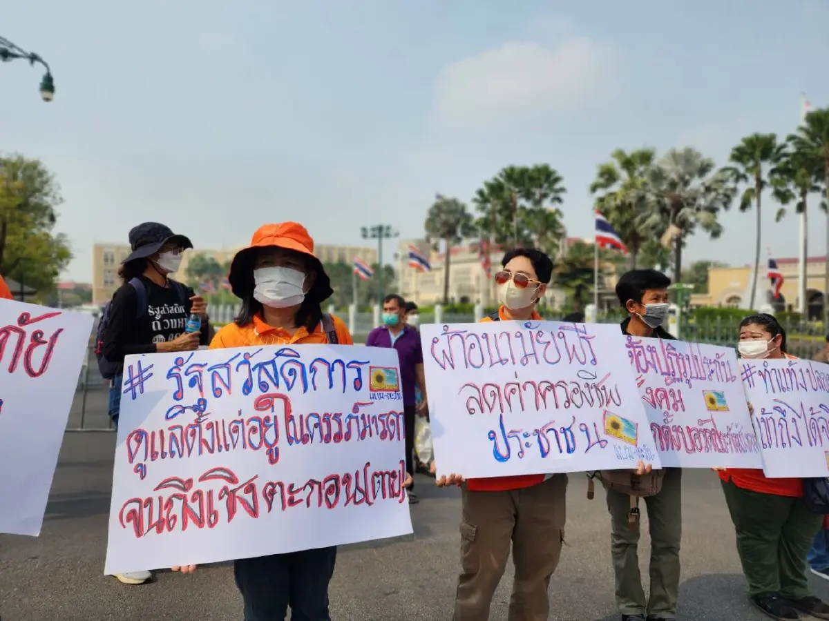 ม็อบสตรีสากลบุกทำเนียบรัฐบาล เรียกร้องสวัสดิการเพื่อผู้หญิง