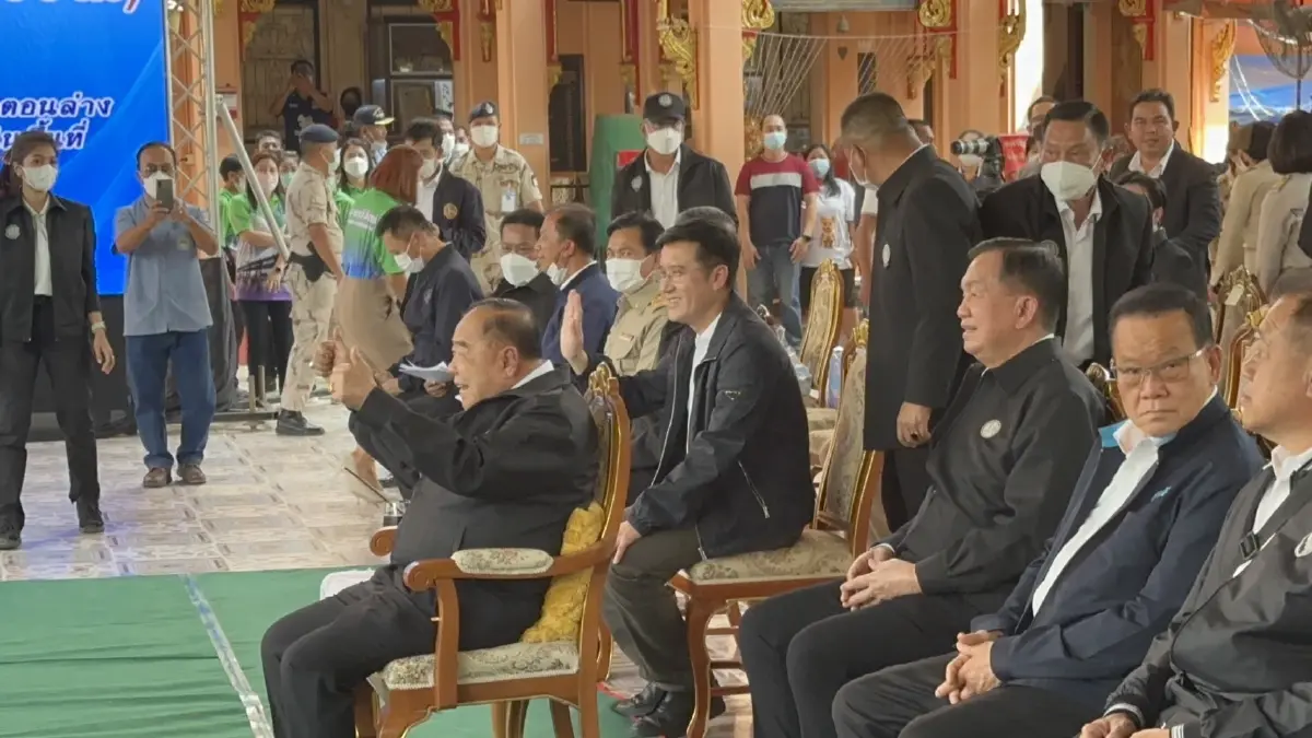 "บิ๊กป้อม" นำคณะลุยอยุธยา กราบพระนอนหลวงพ่อโต เอาฤกษ์เอาชัย