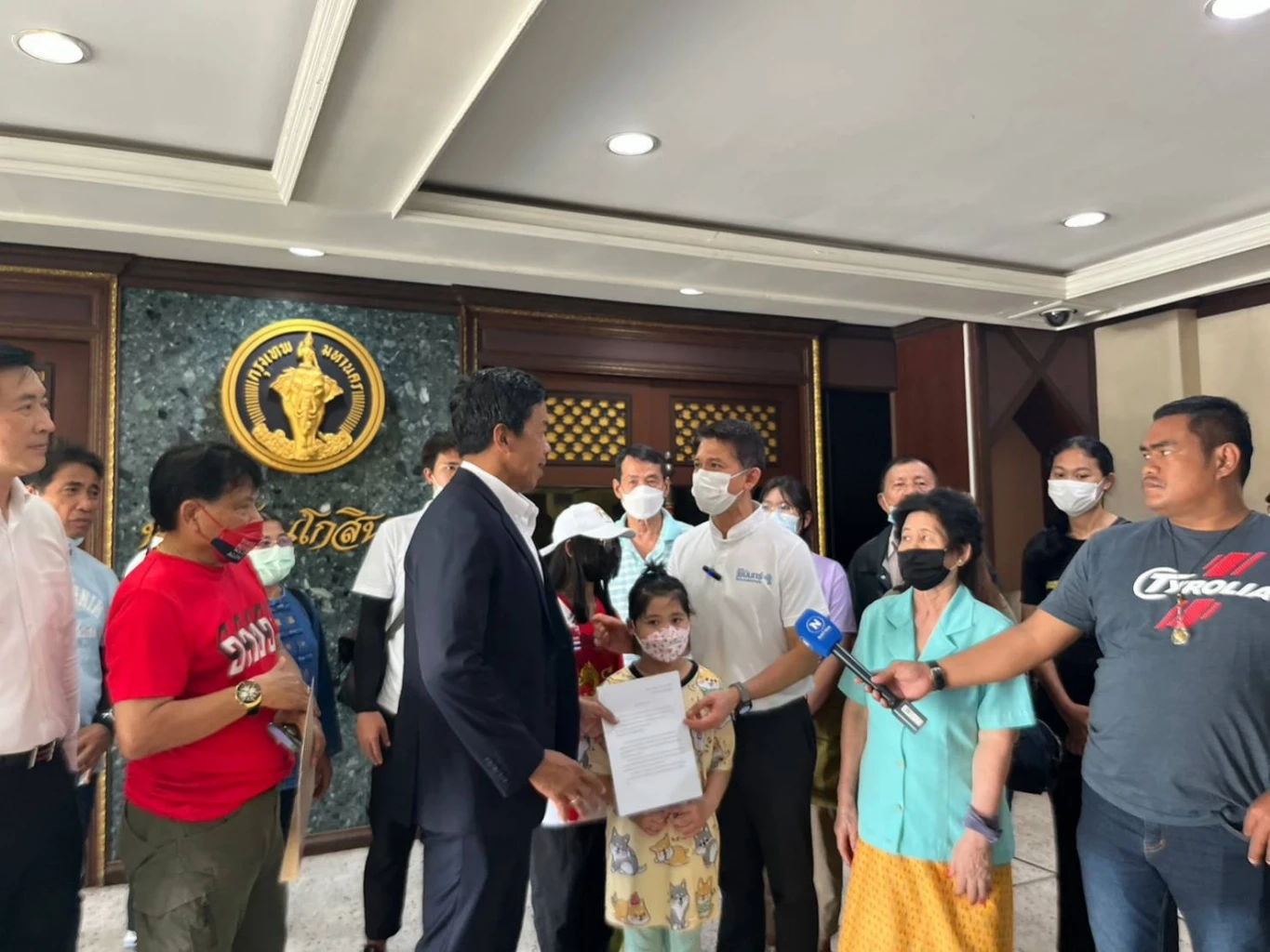 "ชนินทร์" พาชาวบ้านร้อง "ชัชชาติ" ขอสะพานลอยเพิ่มความปลอดภัย แทนทางม้าลาย