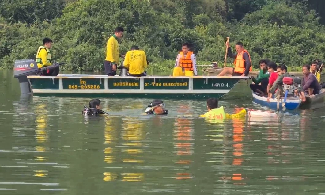 ชาวบ้านนั่งแพข้ามฟาก กลับจากดูหมอลำ เกิดล่มกลางแม่น้ำมูล ดับ 2 สูญหาย 3